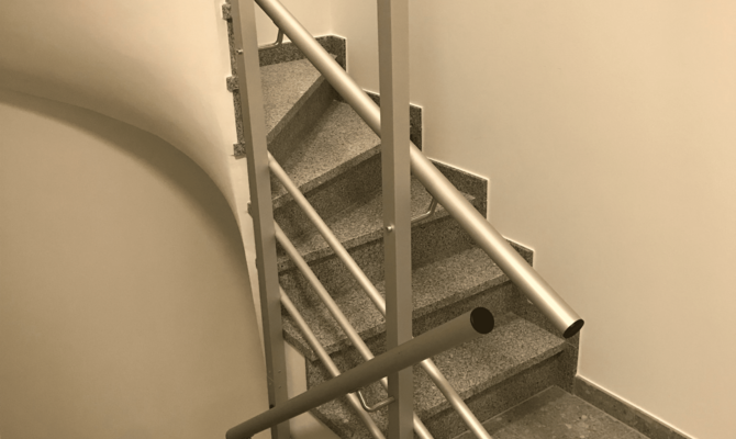 Trapleuning in trappenhal met buisjes Trapleuning in trappenhal met buisjes