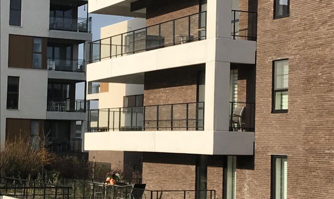 Glasbalustrade SOLID vooraan het gebouw