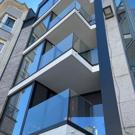Ingeklemd glas op balkons van appartementsgebouw Ingeklemd glas op balkons van appartementsgebouw