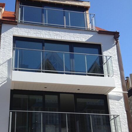 Afwerking balkon met glasbalustrade Solid Sky Afwerking balkon met glasbalustrade Solid Sky