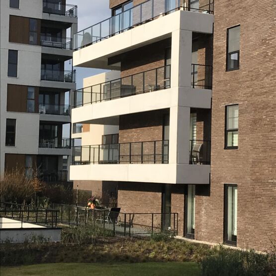 Glasbalustrade SOLID vooraan het gebouw Glasbalustrade SOLID vooraan het gebouw