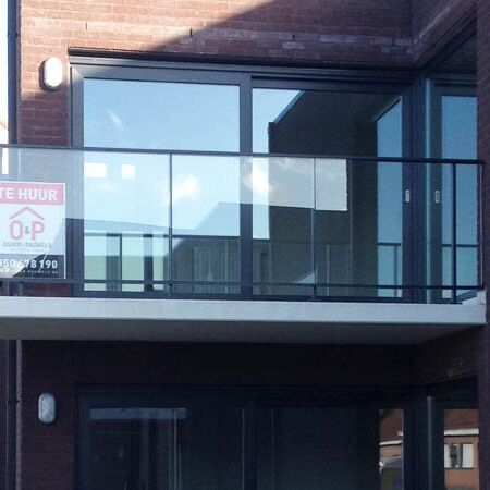 Glasbalustrade Solid op balkon van terras Glasbalustrade Solid op balkon van terras