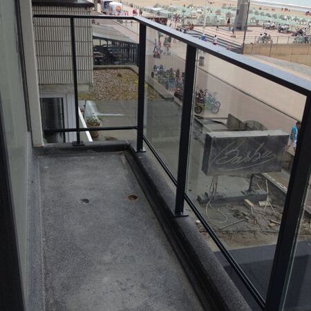 Binnenzicht van glasbalustrade Solid op balkon aan zee Binnenzicht van glasbalustrade Solid op balkon aan zee