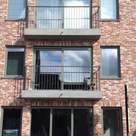 Twee balkons met staafjesbalustrade SMART Twee balkons met staafjesbalustrade SMART