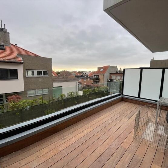 INGEKLEMD ZICHTSCHERM OP TERRAS IN KOKSIJDE INGEKLEMD ZICHTSCHERM OP TERRAS IN KOKSIJDE