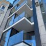 Ingeklemd glas op balkons van appartementsgebouw Ingeklemd glas op balkons van appartementsgebouw