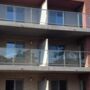 Glasbalustrade Solid bij appartementsgebouw Glasbalustrade Solid bij appartementsgebouw